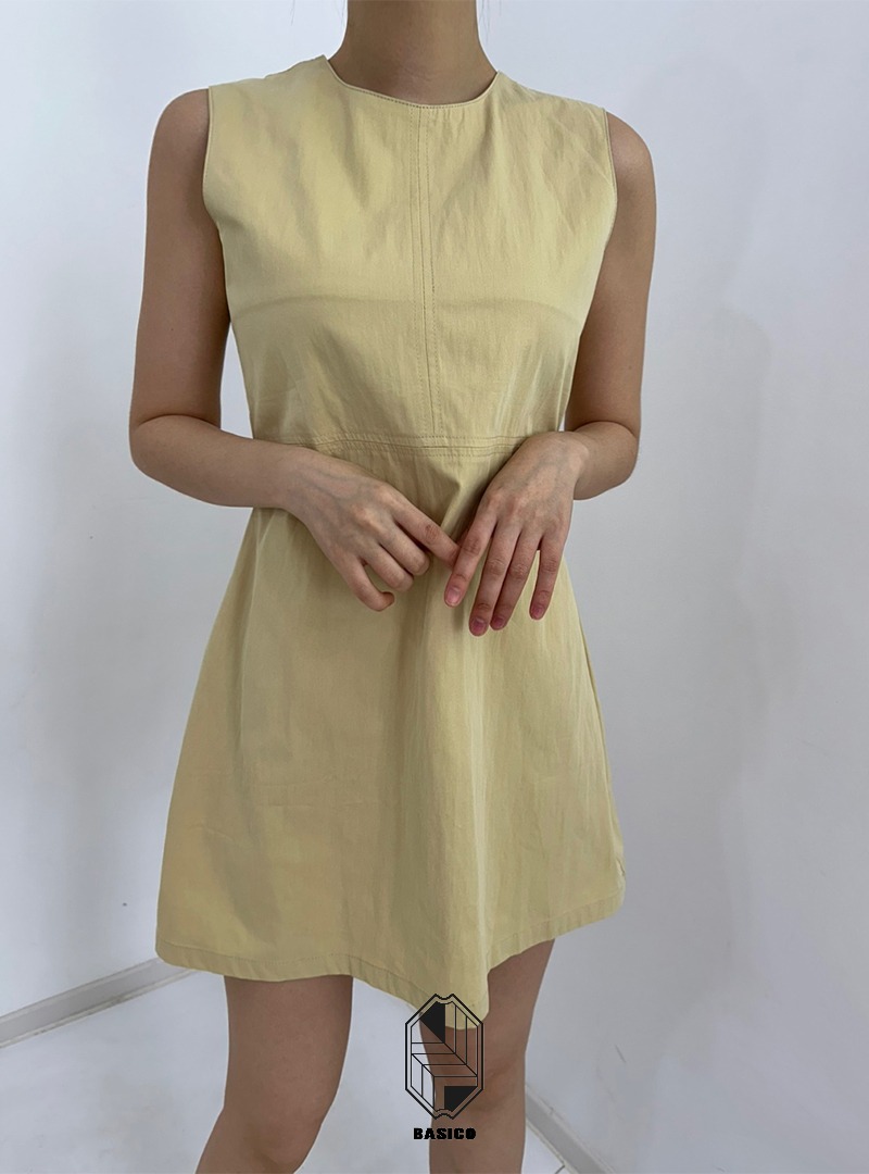 A sleeveless mini dress with a good cost-effectiveness